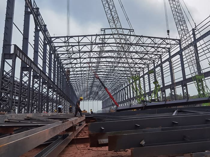 Les entrepôts à portique standardisés offrent d'excellentes performances dans les secteurs de la logistique, de l'agriculture, de la fabrication et de la vente au détail.